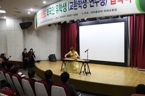 동명대 19일 이색 외국인유학생 입학식 장면4