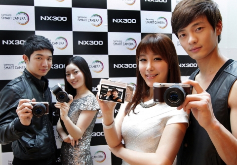 삼성전자는 하이브리드 오토 포커스 등 다양한 기능을 탑재한 스마트 카메라 ‘NX300’을 국내 시장에 출시한다고 20일 밝혔다. 사진은 삼성전자 모델이 서울 서초동 삼성전자 딜라이