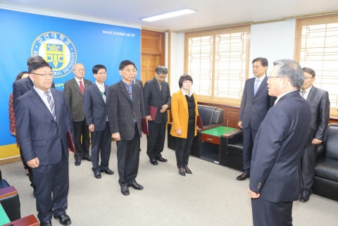 군산대학교는 19일(화) 오후 2시 군산대학교 본부 총장 접견실에서 ‘2012년도 주요업무 추진실적 우수부서 시상식’을 개최하였다.