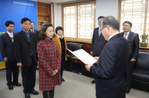 군산대학교는 19일(화) 오후 2시 군산대학교 본부 총장 접견실에서 ‘2012년도 주요업무 추진실적 우수부서 시상식’을 개최하였다.