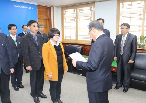 군산대학교는 19일(화) 오후 2시 군산대학교 본부 총장 접견실에서 ‘2012년도 주요업무 추진실적 우수부서 시상식’을 개최하였다.