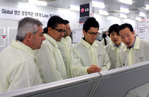 LG전자 브라질 노동조합 대표들이 LG전자 평택공장 생산라인을 방문해 품질혁신 등 ‘노조의 사회적 책임’ 활동 사례를 직접 체험하고 있다.