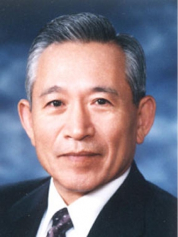 건국대학교(총장 송희영)는 21일 김동신 전 국방부장관(71)을 산업대학원 방위사업학과 석좌교수로 초빙했다고 밝혔다.