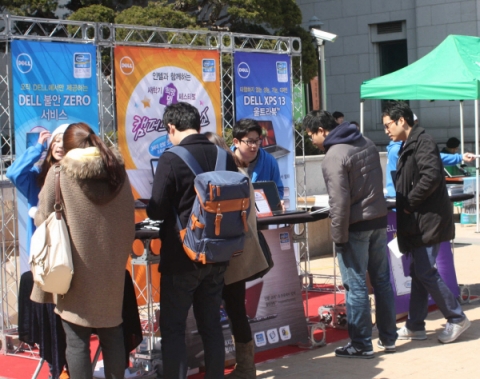델코리아가 21일 ‘희망 델’ 페스티벌을 알리는 캠퍼스 투어를 진행하는 가운데 한국외대 학생들이 부스 행사에 참여하고 있다.