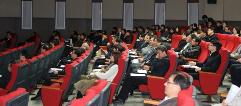 군산대학교(총장 채정룡)는 21일(목) 군산대학교 황룡문화관 1층 황룡문화홀에서 2013년도 1차 직장교육을 개최하고 직원 역량강화 프로그램인  ‘독서를 통한 길찾기’ 독후감 우수작 시상 및 ‘정책학습 동아리‘, ’직원국외테마연수‘ 발표회를 가졌다.