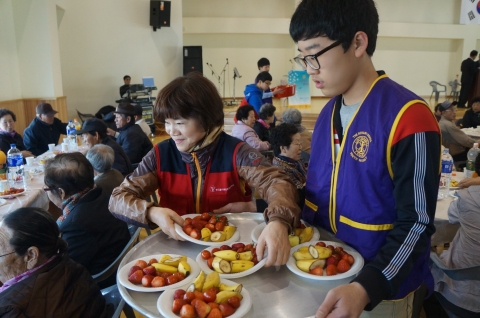한국폴리텍대학 섬유패션캠퍼스 교직원 들이 동구 홀몸어르신 경로 초청 잔치를 돕고 있다.