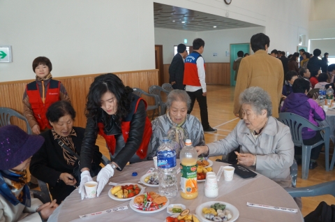 한국폴리텍대학 섬유패션캠퍼스 교직원 들이 동구 홀몸어르신 경로 초청 잔치를 돕고 있다