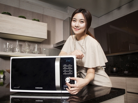 삼성전자 모델이 조리실에 세라믹을 채용해 99.9% 항균 능력을 갖추고 3면에서 고주파를 방출해 입체가열이 가능한 삼성 모던스타일 전자레인지를 소개하고 있다.