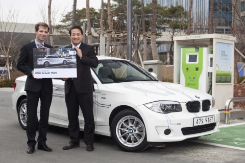 모리츠 클린키쉬 BMW 코리아 프로덕트 매니저(사진 왼쪽)가 박천규 환경부 기후대기정책관(사진 오른쪽)에게 BMW 액티브 E를 전달하고 있다.