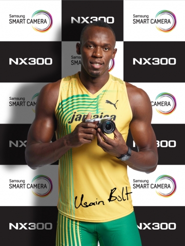 전자 스마트 카메라 ‘NX300’ 글로벌 모델인 ‘우사인 볼트’가 ‘NX300’을 선보이고 있다.