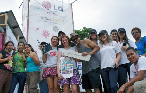 LG전자가 최근 파나마에서 열린 환경축제 ‘페스티발 아비에르토’를 공식후원하며 친환경 전도사로 나섰다. 축제에 참석한 방문객들이 즐거운 시간을 보내는 모습