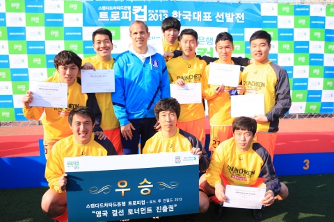 24일 서울 방이동 올림픽공원 올팍 축구장에서 열린 ‘스탠다드차타드은행 트로피컵 – 로드 투 안필드 2013’ (국제 아마추어 풋살 대회) 한국대표팀 선발전에서 ‘춘천풋살클럽’팀이