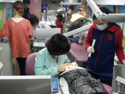 제니튼이 운영하는 치과진료버스인 해피스마일 치과버스에서 장지영 원장(연세신나는아이치과의원)이 치과 진료를 하고 있다.