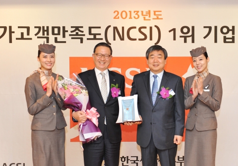 아시아나항공 윤영두 사장(좌측 2번째)이 3월 25일(월) 서울 소공동 롯데호텔에서 한국생산성본부 진홍 회장(좌측 3번째) 및 아시아나 승무원들과 함께 기념촬영을 하고 있다.  아
