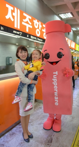 글로벌 생활용품 브랜드, 타파웨어 브랜즈(www.tupperware.co.kr)와 제주항공이 함께 주최한 I LOVE earth 세계 물 협력의 해 기념 이벤트에서 에코 물통 인형이 제주항공을 이용하는 어린이 고객에게 에코 물통 키체인을 증정하고 있다.