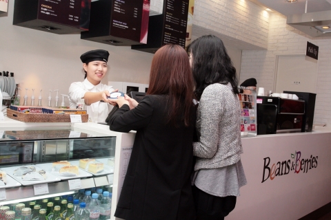 한화그룹(회장 김승연)이 계열사 커피사업인 ‘빈스앤베리즈’를 사회적 기업으로 전환, 사회에 환원한다.