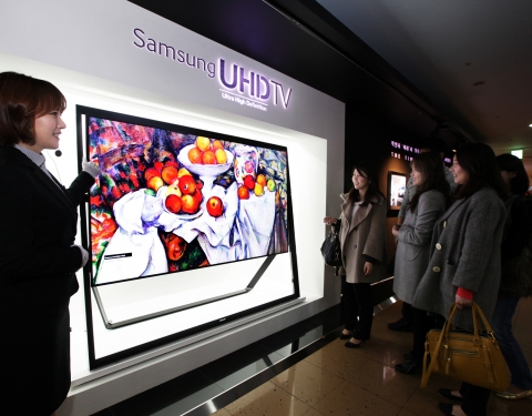지난 23일부터 서울 삼성동 코엑스몰에 마련된 삼성전자 UHD TV 체험존에서 삼성전자 모델이 85형 UHD TV를 소개하고 있다.