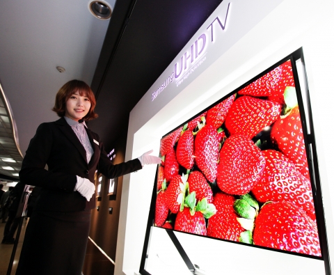 지난 23일부터 서울 삼성동 코엑스몰에 마련된 삼성전자 UHD TV 체험존에서 삼성전자 모델이 85형 UHD TV를 소개하고 있다.