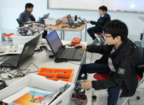 ▲ 매주 토요일 한국기술교육대학교 ‘로봇중점 노벨연재교육원’에서 로봇교육을  받고있는 중학생들 모습