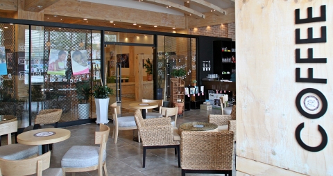 아이템매니아는 회사 내 바리스타가 상주하는 카페테리아와 직원식당을 운영하고 있다.