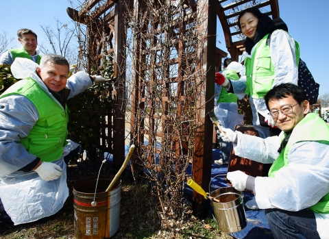 한국 지멘스는 지난 29일 뚝섬 한강공원에서 봄맞이 새 단장 봉사활동을 펼쳤다.