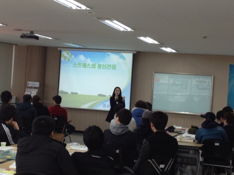한국보건복지인력개발원 대전사회복무교육센터(센터장 이국재)는 3월 29일 제3차 직무교육 대상인 사회복무요원들에게 정신건강을 위한 특강을 실시했다.