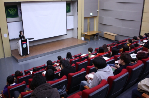 건국대 글로벌융합대학 자율전공학부(학부장 구남서)는 1일 학생들의 전공 선택과 진로 설정을 지원하기 위해, 언론•정부기관•예술계 등 다양한 분야의 실무 전문가들이 자신의 경험을 토