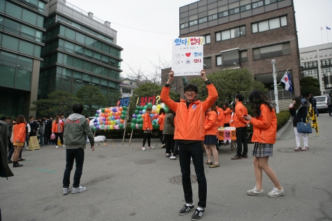 총학생회를 중심으로 만우절 행사를 가진 상명대 학생들.