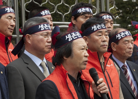 서울 여의도 KB국민은행 앞에서 대한한돈협회 이병모 회장을 비롯하여 전국의 한돈농가 및 축산관련단체협의회, 전국한우협회 등 축산업계 대표들이 돼지가격 폭락에 따른 한돈농가 생존권 