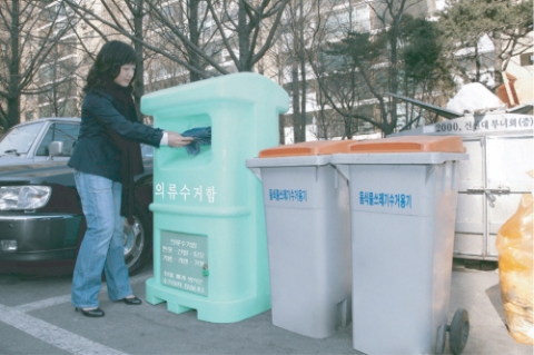신도산업이 기존 의류수거함의 단점을 보완해 개발한 의류수거함.
