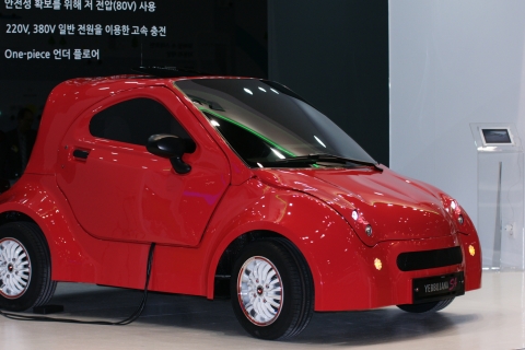 2013 서울모터쇼에서 (주)파워프라자(대표이사 김성호)가 발표한 전기차 ‘예쁘자나S4’에 대한 관심이 뜨겁다. ‘예쁘자나S4’는 이번 모터쇼에서 세계 최초로 공개된 월드 프리미어 고속 전기차이다.