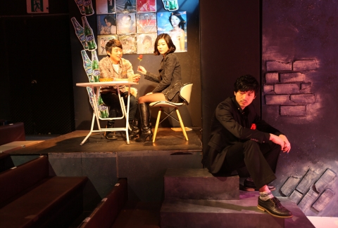 연극 ‘앨리스인원더랜드’는 희망, 사랑, 꿈을 통해 20~30대 청춘들에게 칵테일을 통해 위로의 한마디를 건넨다. 사진은 연극 ‘앨리스인원더랜드’ 실제 공연 모습.