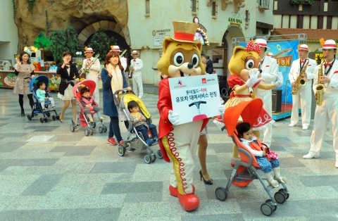 4월 3일, 잠실 롯데월드에서 개최된 지비 유모차 패션쇼에서 <지비 퀸 주부 모델 컨테스트>의 수상자들과 자녀, 그리고 롯데월드 캐릭터들이 함께 포즈를 취하고 있다.