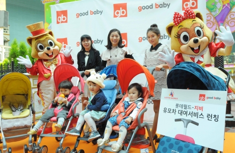 4월 3일, 잠실 롯데월드에서 개최된 지비 유모차 패션쇼에서 <지비 퀸 주부 모델 컨테스트>의 수상자들과 자녀, 그리고 롯데월드 캐릭터들이 함께 포즈를 취하고 있다.