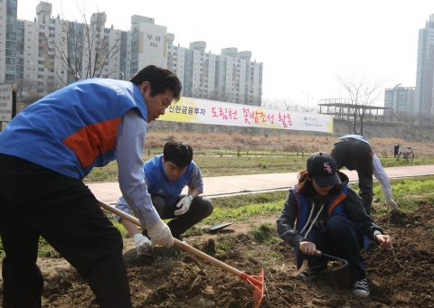 ‘열심이’ 봉사리더들이 도림천변 꽃밭조성 활동을 하고 있다. 가장 왼쪽에 신한금융투자 강대석 사장.