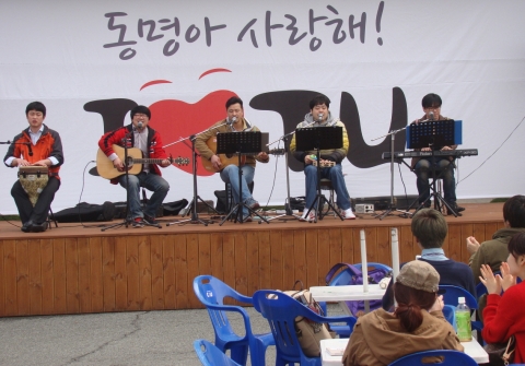 벚꽃 만발 동명대 봄 캠퍼스 야외무대 상설 공연