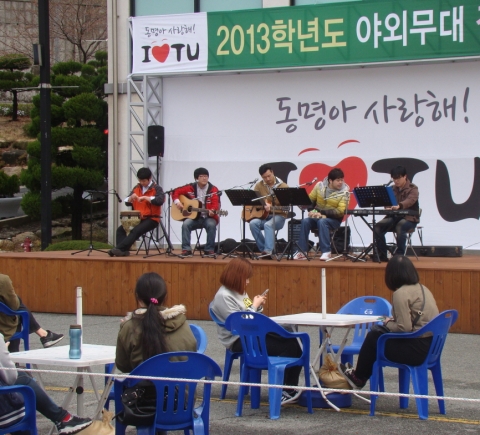 벚꽃 만발 동명대 봄 캠퍼스 야외무대 상설 공연