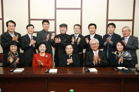 김덕중 국세청장이 성실납세 기업 티브이로직(주)를 방문하여 회사 임직원들과 간담회를 가졌다.