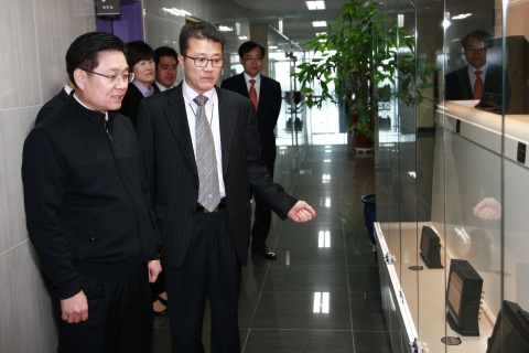 김덕중 국세청장이 성실납세 기업 티브이로직(주)를 방문하여 회사를 둘러보고 있다.