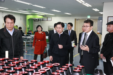 김덕중 국세청장이 성실납세 기업 티브이로직(주)를 방문하여 생산라인을 둘러보고 있다