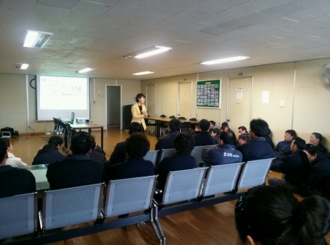교육에 열정적으로 참여하는 (주)천경비스타 직원들.