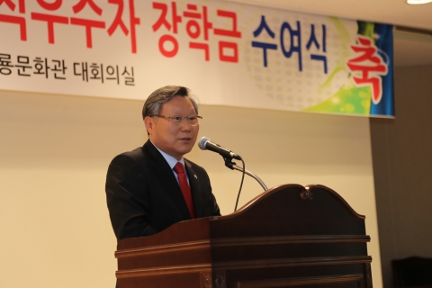 군산대학교는 4일 간호학과 이지인(1학년) 외 35명에게 2013학년도 1학기 수능성적우수장학금 증서를 수여하였다.