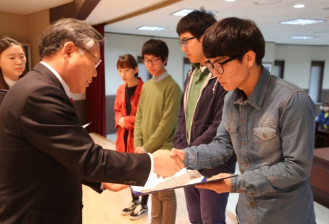 군산대학교는 4일 간호학과 이지인(1학년) 외 35명에게 2013학년도 1학기 수능성적우수장학금 증서를 수여하였다.