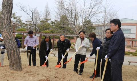 군산대학교는 68회 식목일을 맞아 쾌적한 학내 분위기를 조성하기 위하여 5일(금) 교내에서 식목행사를 가졌다.