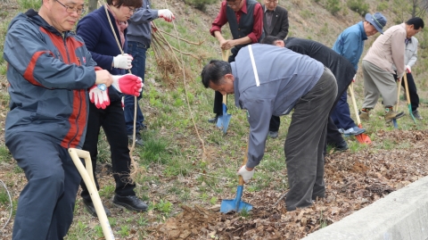 군산대학교는 68회 식목일을 맞아 쾌적한 학내 분위기를 조성하기 위하여 5일(금) 교내에서 식목행사를 가졌다.