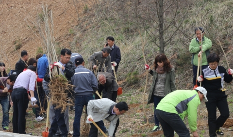 군산대학교는 68회 식목일을 맞아 쾌적한 학내 분위기를 조성하기 위하여 5일(금) 교내에서 식목행사를 가졌다.