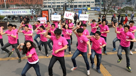 서울역 광장에서 LG유플러스 신입사원이 경쾌한 음악에 맞춰 직접 만든 창작춤을 추는 모습