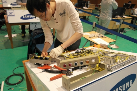 지난 4일, 5일 진행된 ‘제6회 삼성기능경기대회’에서 전기기구 배치 및 결선작업을 하는 전기설비 직종의 참가자가 경연을 하고 있다.