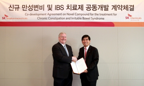 SK케미칼 이인석 대표이사(우)와 SK 바이오팜 대표이사 크리스토퍼 갤런(좌)이 공동개발 계약을 체결한 후 기념사진을 찍고 있다.