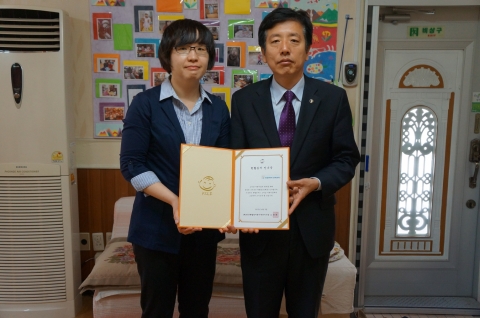 한국백혈병어린이재단으로 부터 헌혈증서 인수증을 받고 있다.